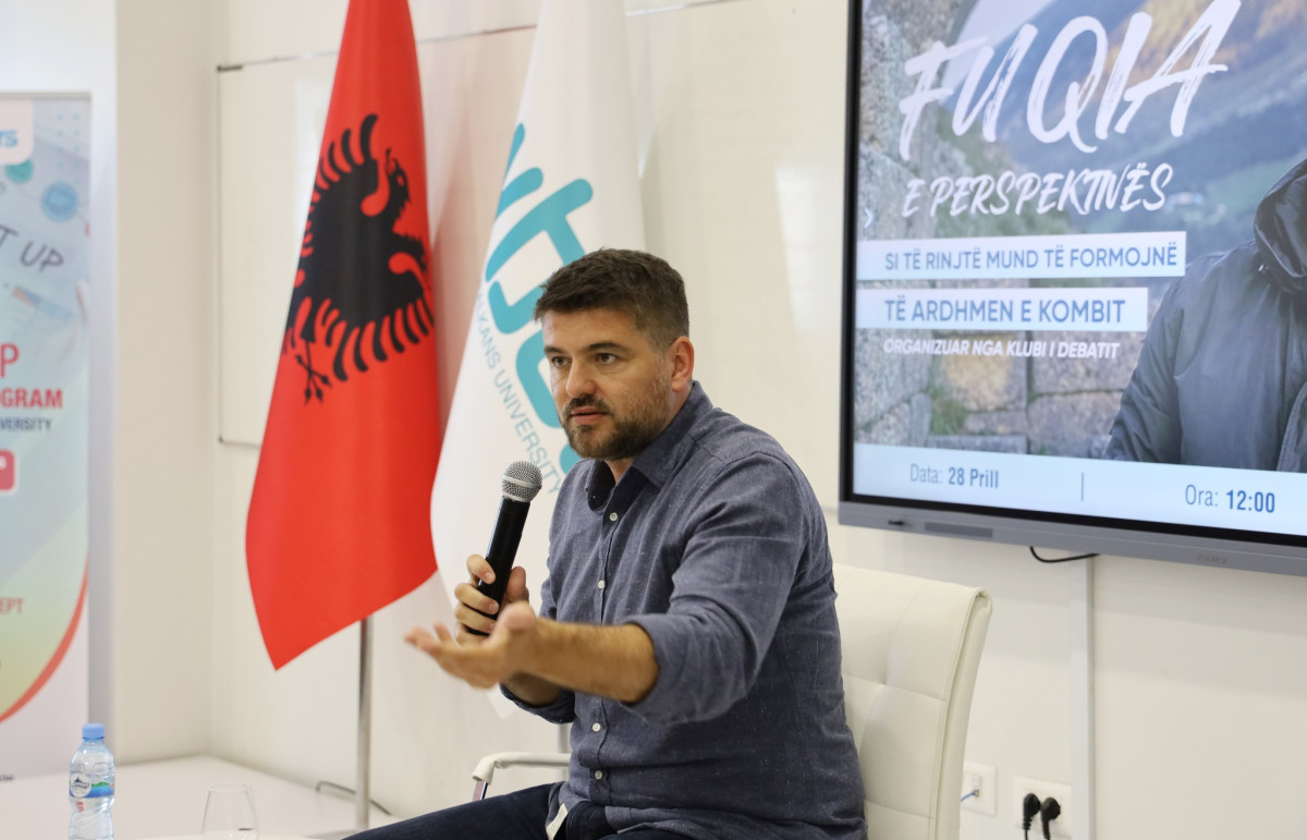 Marin Mema zhvillon leksion të hapur me studentët në Western Balkans University